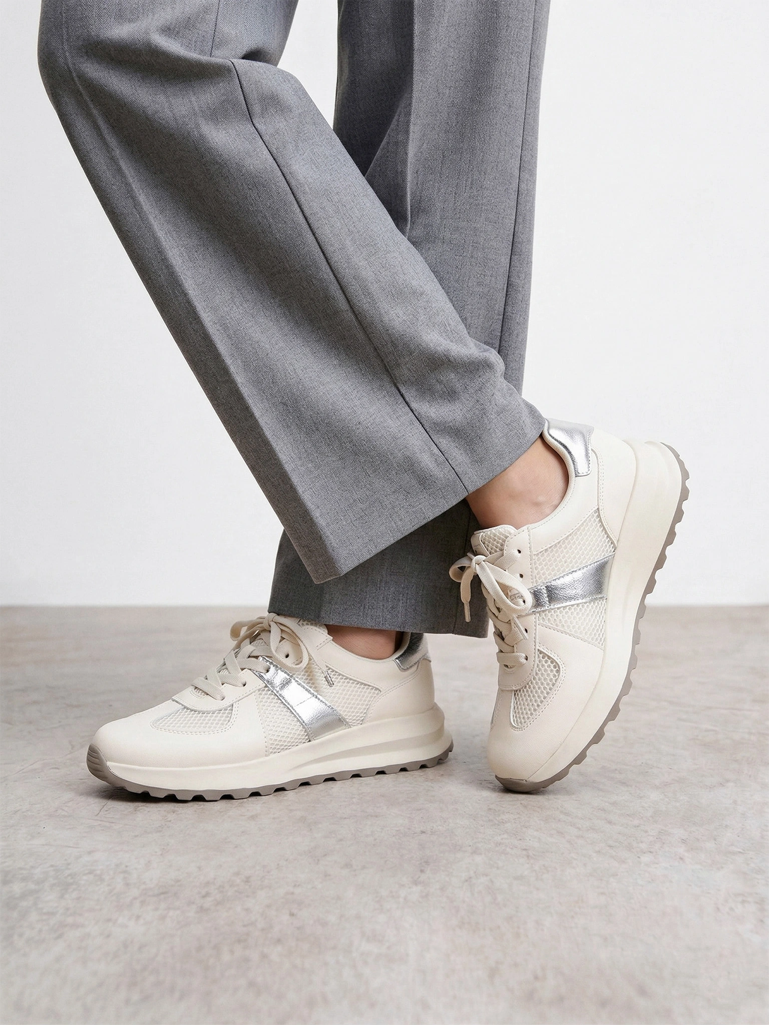 Кроссовки комбинированные белого цвета на средней подошве